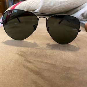 Black aviator ray ban sunglasses